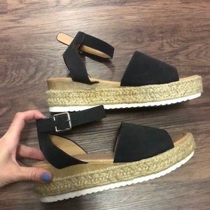 Size 9 women’s black wedge platform sandal